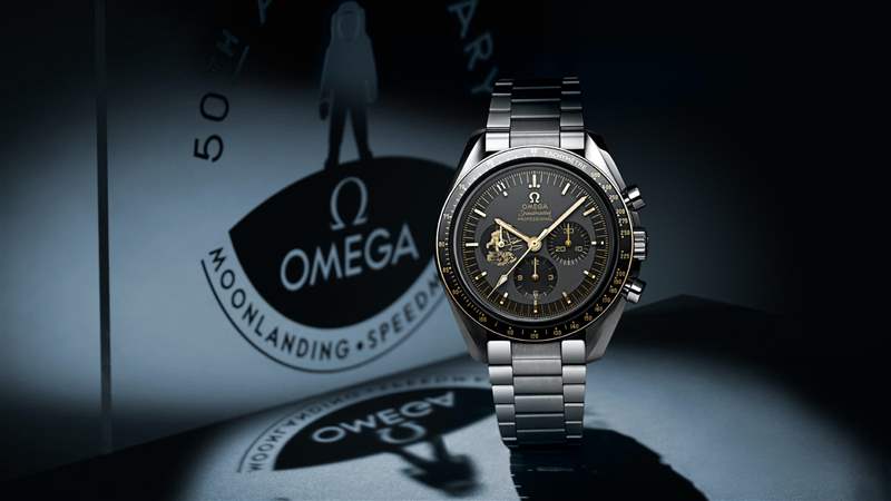 為了慶祝阿波羅11號登陸月球50週年, OMEGA 於2019年推出了一款超霸登月錶限量款,錶款採用不鏽鋼加Moonshine金材質製成。(OMEGA官網) OMEGA|歐米茄第3代史努比登月表最新價格走勢7月已超定價逾2倍-復刻表