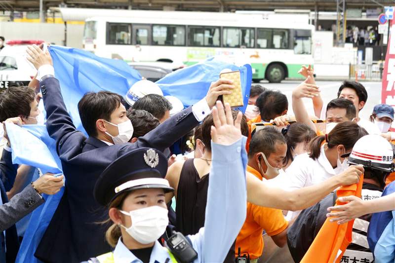安倍晉三遇刺:圖為日本奈良縣的近鐵大和西大寺站外的地方,日本前首相安倍晉三2022年7月8日在站外進行拉票演說時遭人槍擊,后處于心肺停止狀態(tài)。 事發(fā)時,現(xiàn)場約有30人。 圖為案發(fā)后群眾聚集圍觀。 (AP) 安倍晉三逝世|日本前首相支持國產貨追捧Seiko卻并非價錢行先-復刻表
