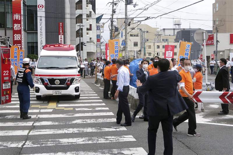 安倍晉三遇刺:圖為日本奈良縣的近鐵大和西大寺站外的地方,日本前首相安倍晉三2022年7月8日在站外進行拉票演說時遭人槍擊,后處于心肺停止狀態(tài)。 事發(fā)時,現(xiàn)場約有30人。 圖為案發(fā)后群眾聚集圍觀。 (AP) 安倍晉三逝世|日本前首相支持國產貨追捧Seiko卻并非價錢行先-復刻表