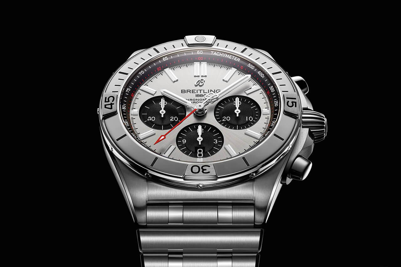 百年靈 Chronomat B01 42，銀色表盤(pán)和黑色對(duì)比色計(jì)時(shí)盤(pán)