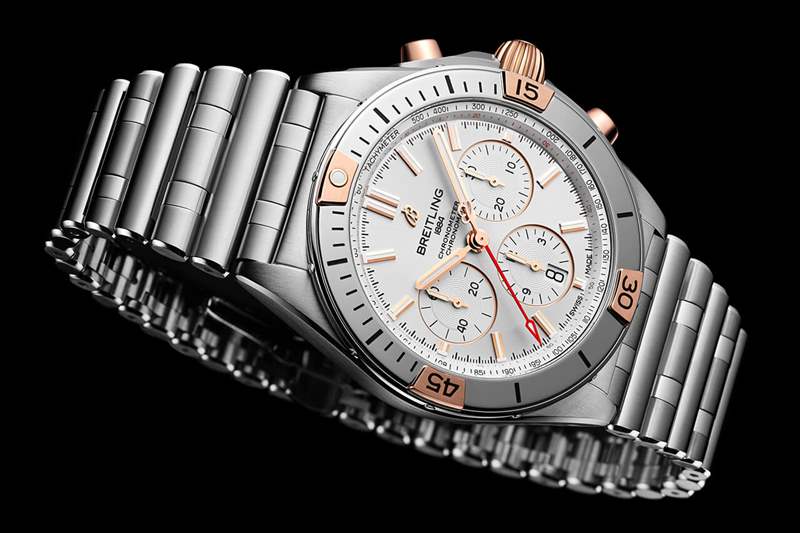 百年靈 Chronomat B01 42 配備銀色表盤(pán)、18k 紅金表冠和按鈕以及帶有 18k 紅金騎手標(biāo)簽的表圈