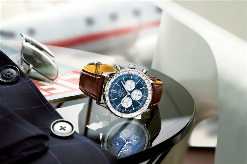 NAVITIMER B01 CHRONOGRAPH 43 航空計(jì)時(shí)腕表國泰限量版(圖片來源:Breitling) Breitling航空經(jīng)典Navitimer70周年聯(lián)乘國泰GMT腕表限量200枚-復(fù)刻表