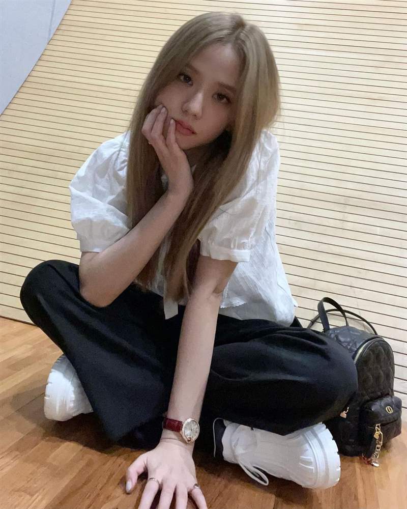 blackpink jisoo私服珠寶手表造型特搜！ cartier 藍氣球