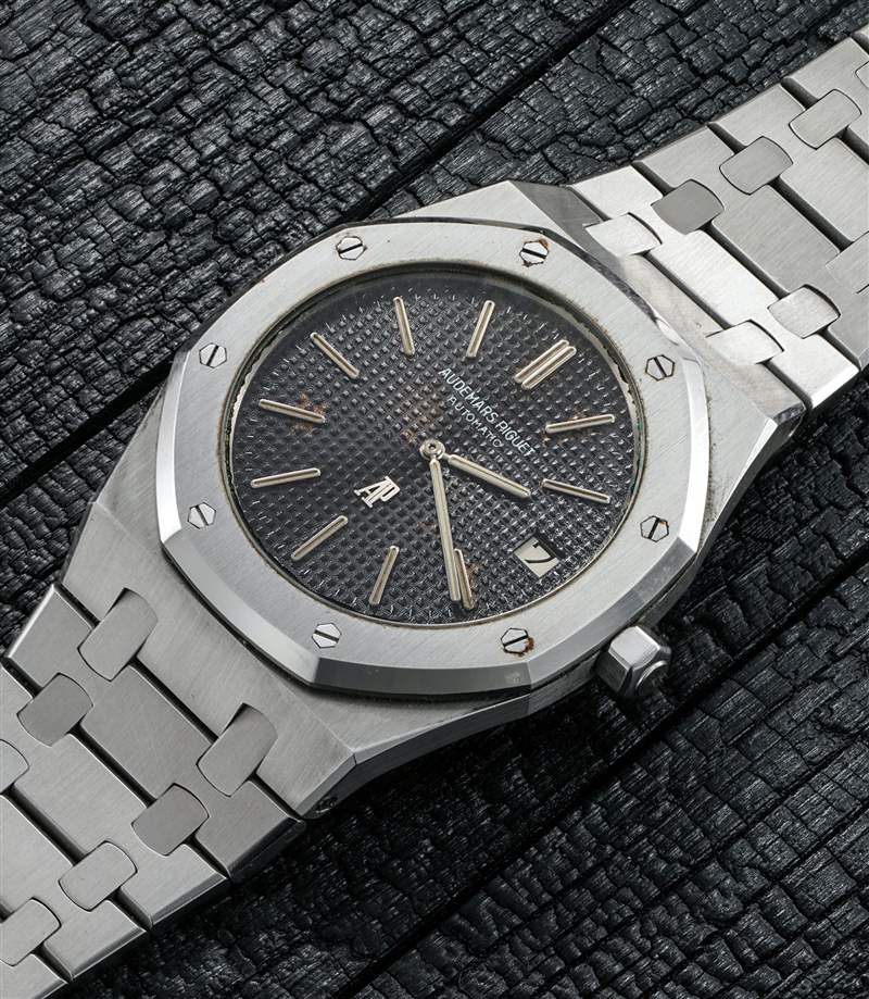 型號5402ST Royal Oak A Series「The A2」精鋼鏈帶腕表以1,058,500瑞士法郎成交（約838萬港元），亦創下古董Royal Oak歷來世界拍賣紀錄。 （圖片來源：富藝斯）