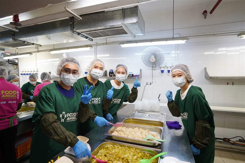 蘇麗與惜食堂合作,每月捐贈近千個飯餐予有需要之人 蘇麗鐘表品牌故事:最重要的是員工和待客之道|時間可變理念不變-復刻表