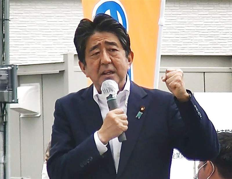 安倍晉三遇刺:日本前首相安倍晉三2022年7月8日早上在日本奈良進行競選演講時被人開槍射擊,已被送到附近的一家醫(yī)院。 圖為影片截圖,相中的安倍正在進行演說,但不久后便中槍倒地。 (AP) 安倍晉三逝世|日本前首相支持國產貨追捧Seiko卻并非價錢行先-復刻表