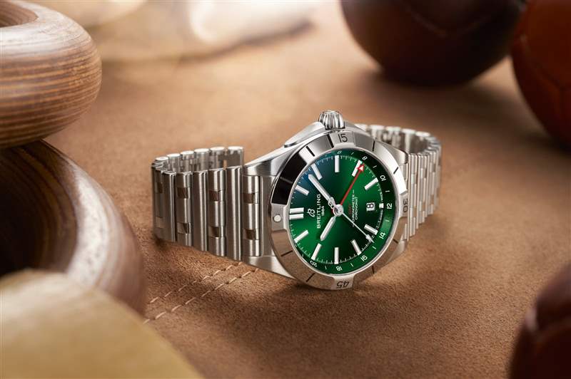CHRONOMAT AUTOMATIC GMT 40機(jī)械計(jì)時(shí)自動(dòng)腕錶GMT 40(圖片來源:Breitling) Breitling航空經(jīng)典Navitimer70周年聯(lián)乘國泰GMT腕表限量200枚-復(fù)刻表