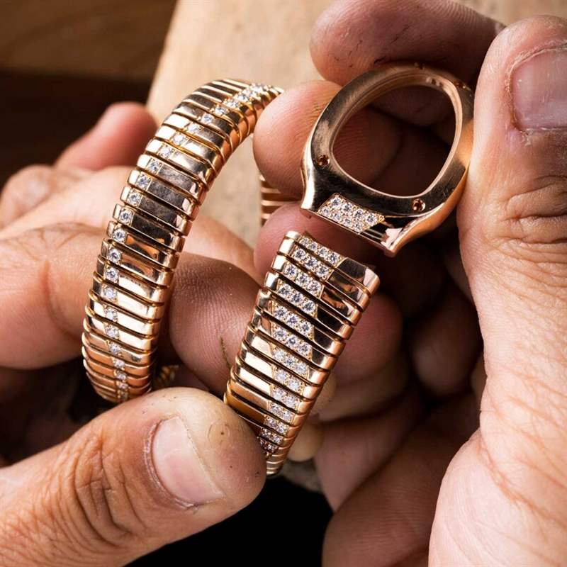 寶格麗Serpenti Tubogas Infinity呈現(xiàn)出活靈活現(xiàn)的靈蛇曲線(xiàn)-復(fù)刻表