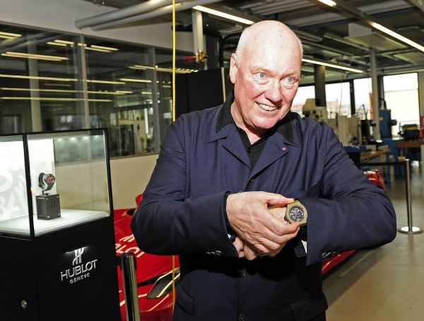 宇舶推出防刮“魔法金”腕表-復刻表