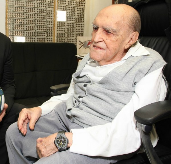 為建筑師奧斯卡·尼邁耶設(shè)計(jì)的Hublot Big Bang腕表-復(fù)刻表