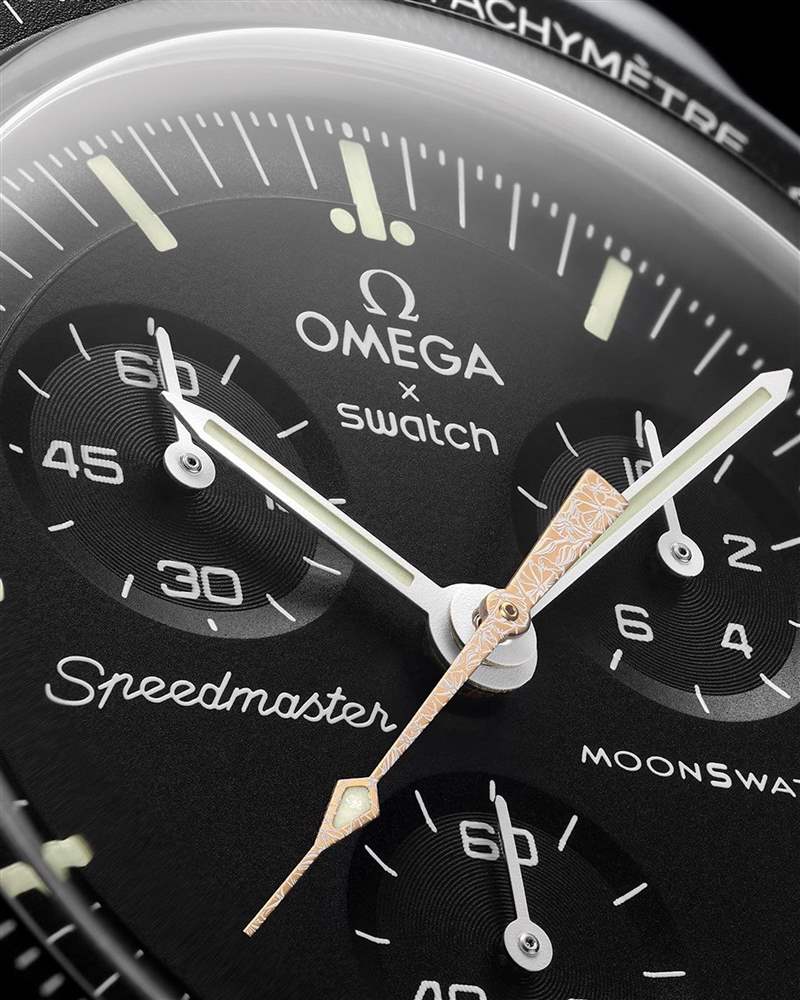 2023年6月Mission to Moonshine? Gold的新亮點是在鍍Moonshine?金指針上加入白色花朵輪廓圖案。（IG@swatch）