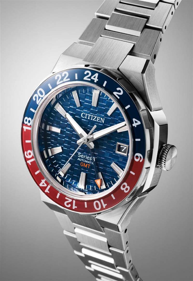 藍紅雙色表圈,搭配面盤上的GMT指針顯示兩地時間,這樣的設計讓人想起”R”牌的名作GMT-Master II。 (CITIZEN官網) 職場手表|買不到百事圈、綠水鬼?CITIZEN、SEIKO平替版萬初入手-復刻表
