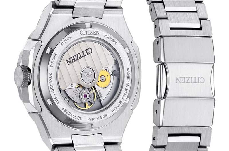 透明底蓋下是手表搭載的機芯,讓人可以窺見機械表有別于石英表的本質。 (CITIZEN官網) 職場手表|買不到百事圈、綠水鬼?CITIZEN、SEIKO平替版萬初入手-復刻表